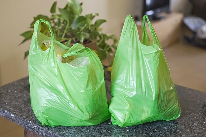 Green T-Shirt Bags, 10 x 5 x 18 Inches. Pack of 1000 Plastic Merchandise Bags, 18 Micron. Unprinted Grocery Bags with Handles. High Density Polyethylene Shopping Bags for Small Business