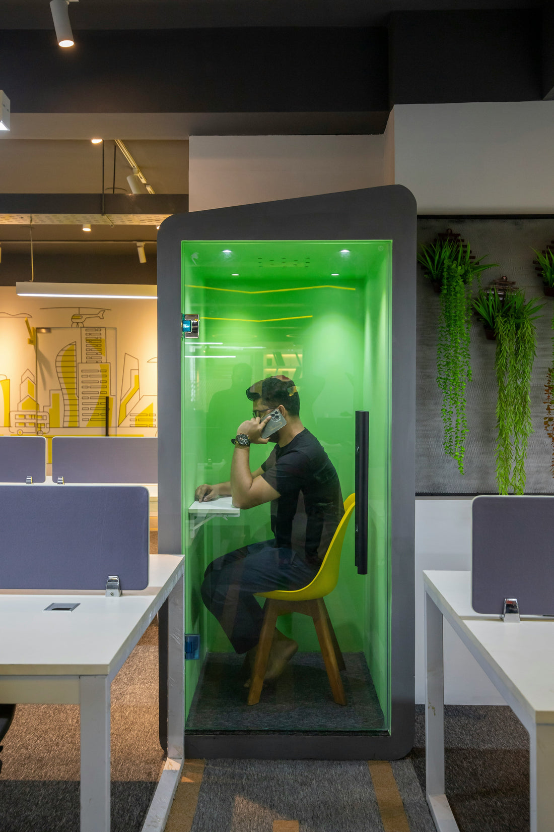 From Desk to Downtown: Stylish Tech & Phone Accessories for Modern City Life