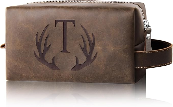 Personalized Mens Travel Toiletry Bag Engraved Initial Letter PU Leather Waterproof Shaving Bag Cool Boss Colleague Friends Brother Gifts Storage Bags Fathers Day Birthday Gifts for Men (T)
